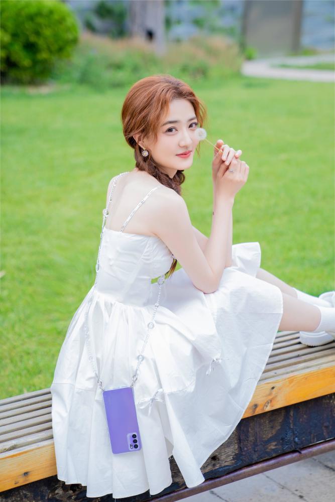 徐璐机场私服,白色连衣短裙戴棒球帽青春元气,好喜欢
