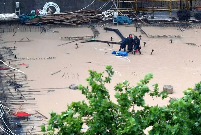 河南特大暴雨灾情严重!地铁倒灌黄河支流决口,部队已经出动抗洪抢险!