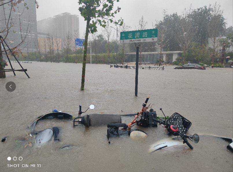 7月21日上午,郑州有大雨,局部暴雨,降水量20～30毫米