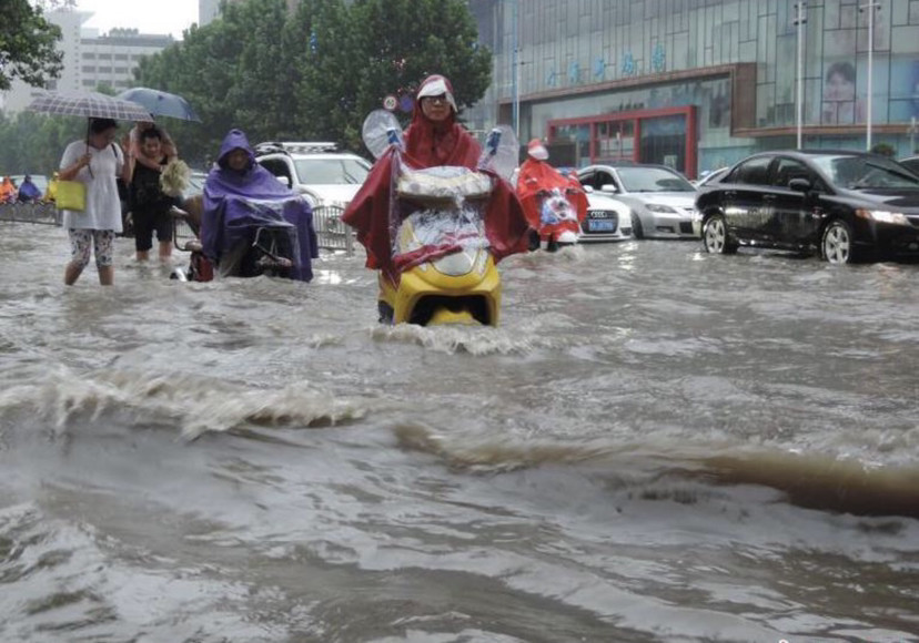 河南暴雨红色预警,马路成了游泳池._腾讯新闻