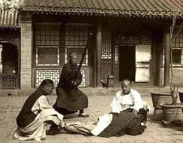 不过,据说在旧时衙门里,徇私舞弊的现象往往成风,如果犯人愿意出钱