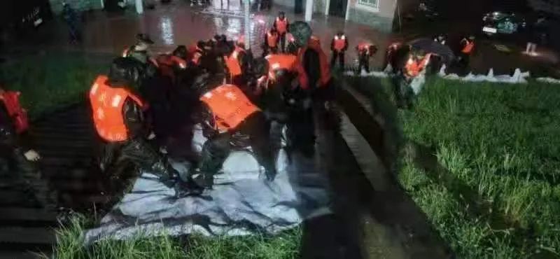 郑州暴雨已致12人遇难!解放军和武警部队官兵紧急救援