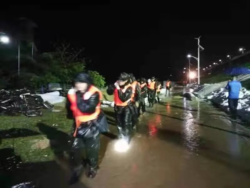 郑州暴雨已致12人遇难!解放军和武警部队官兵紧急救援