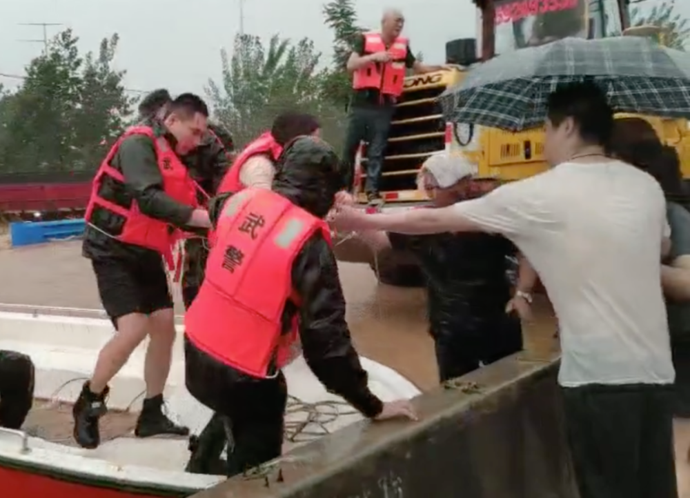 郑州暴雨已致12人遇难!解放军和武警部队官兵紧急救援