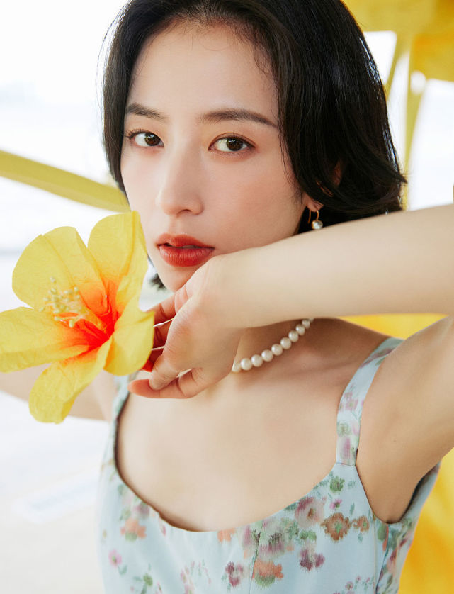 周雨彤绿意大片清新甜美 珍珠项链修饰精致锁骨气质脱俗