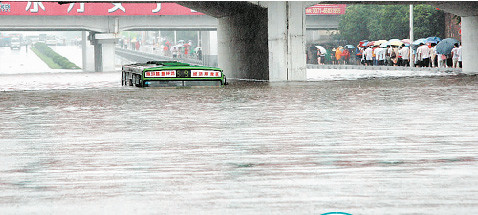 自7月17日以来,郑州市连降罕见的特大暴雨,城内积水成河,地铁站