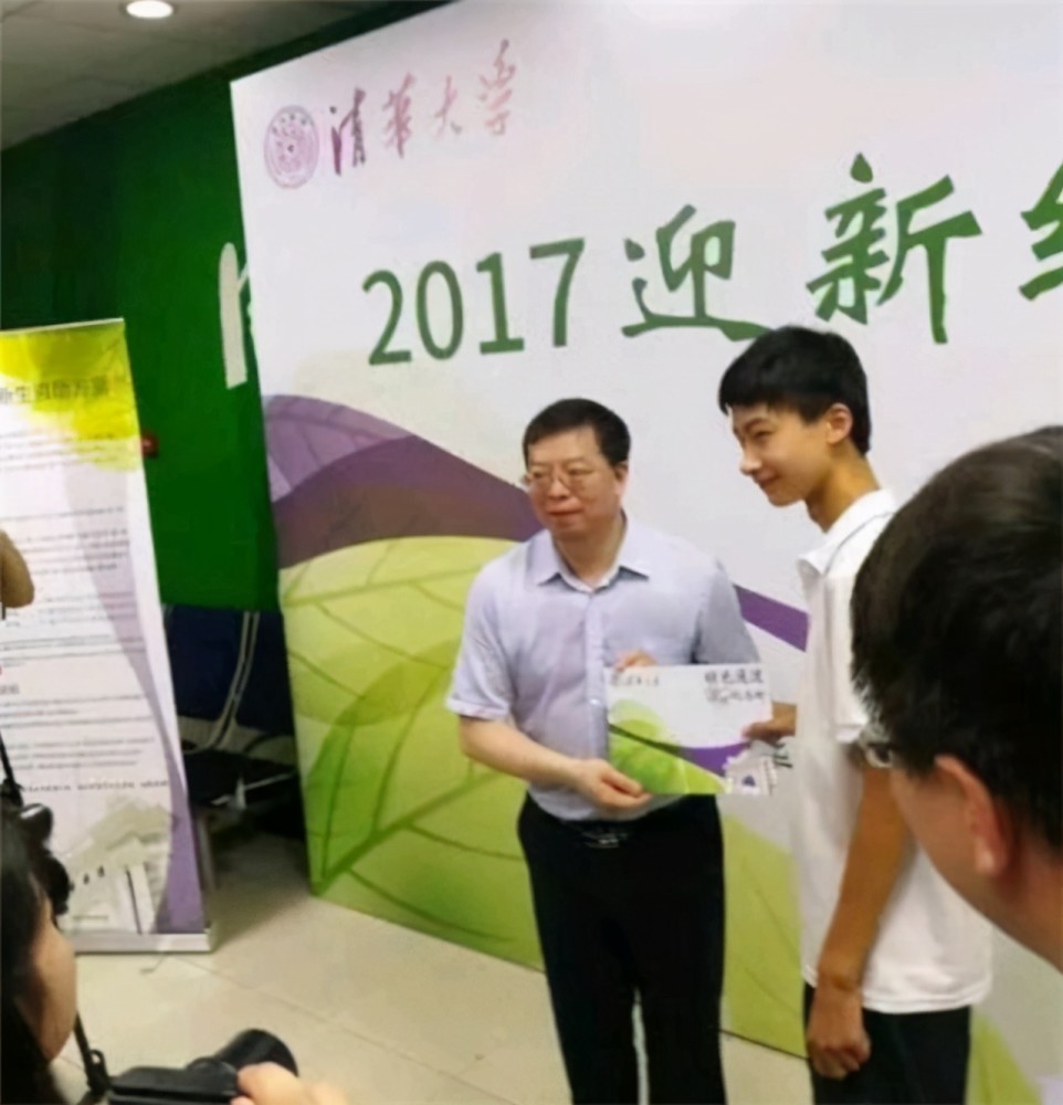 捡废品照顾瘫痪母亲以744分考进清华3年的庞众望如今怎样