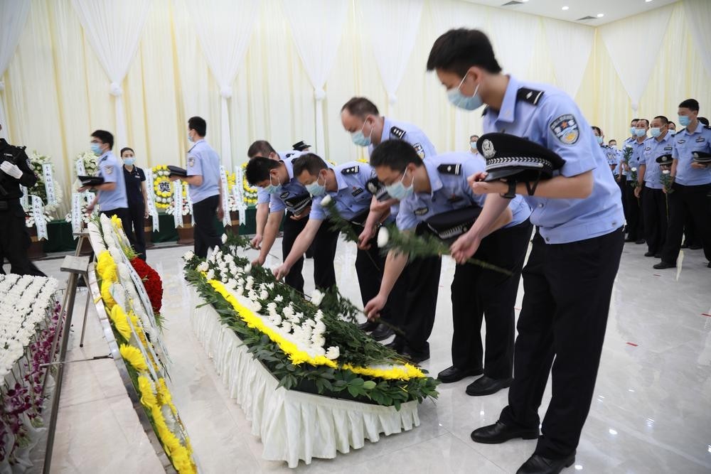 大家向李权旺同志遗容献鲜花 7月20日,江门市公安局