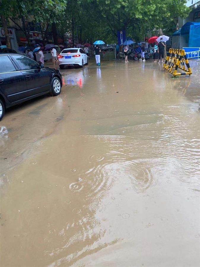 暴雨中的郑州医院:断电导致停诊,大量设备被淹,热心市民送来发电机