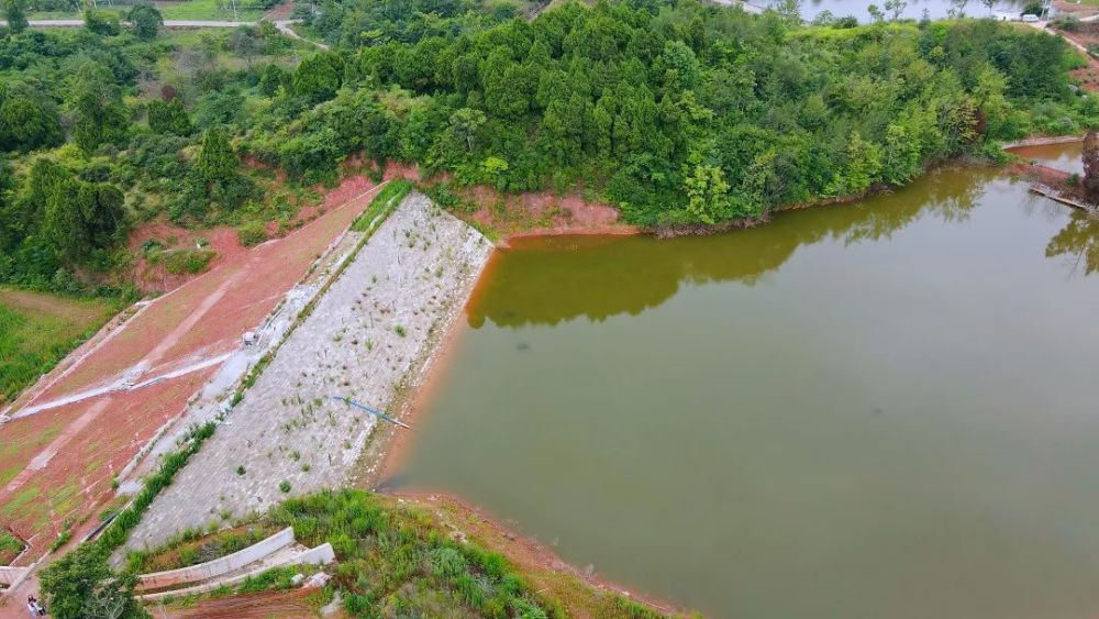 金堂这个地方新建人工湖,集防洪,灌溉,绿化等功能于一体!