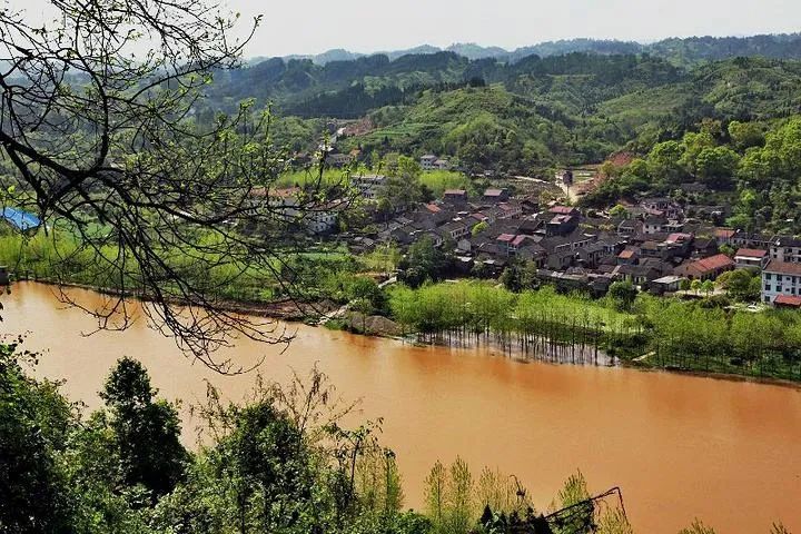 图片:二酉山 乌宿村在 二酉山的山脚下,而据传在秦始皇焚书坑儒之时