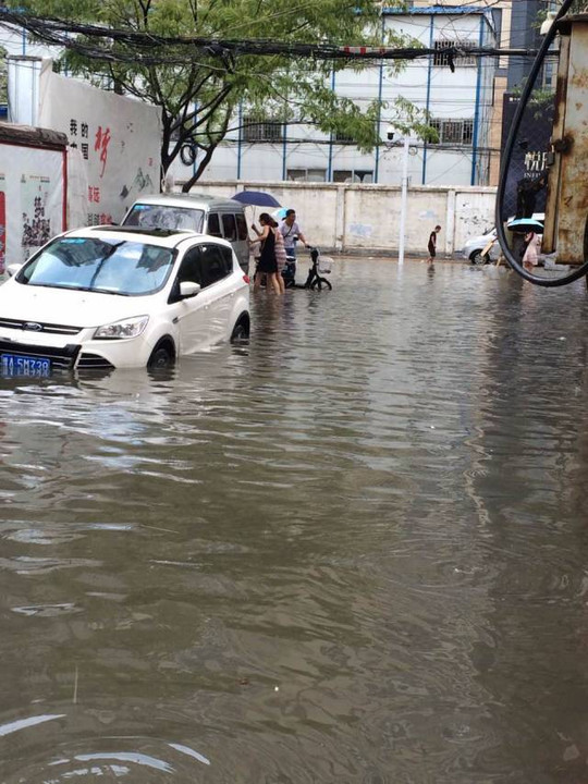 河南郑州洪水,汽车遭殃了