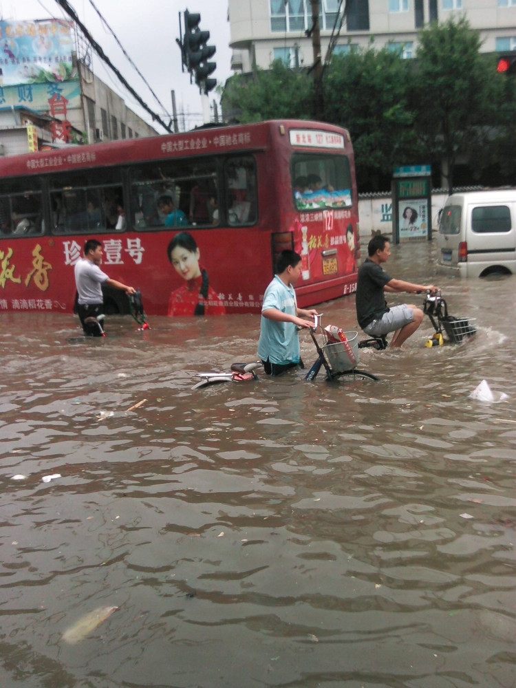 河南郑州洪水,汽车遭殃了