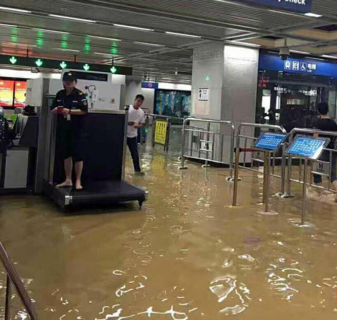 98年洪水再现郑州地铁积水致12人遇难被困人员水位淹过头顶准备交代后