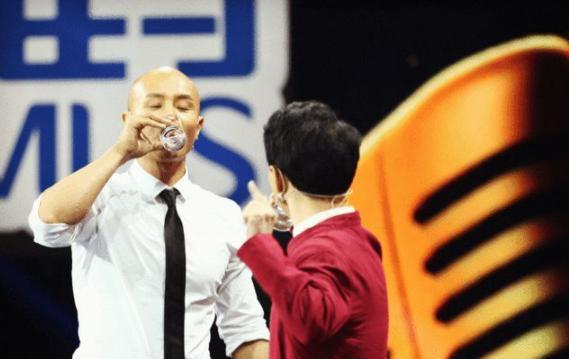乐嘉否认强吻谢娜一事,却招来骂声不断,表里不一被封杀一点不冤