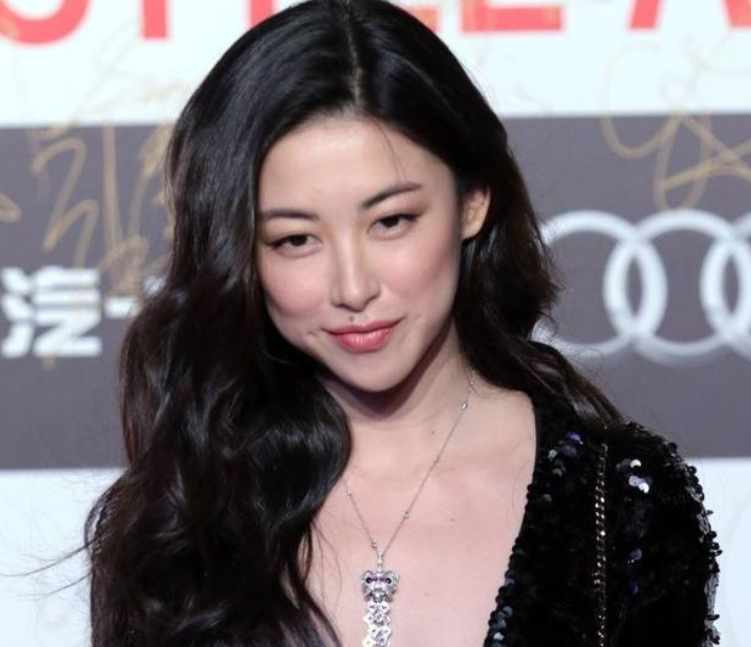 37岁朱珠过生日,挺8个月孕肚把美女闺蜜比下去,不愧是最美脸孔