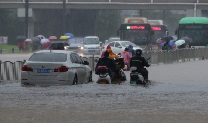 3天下了一年的雨!郑州大暴雨已致12人遇难,受灾现场犹如科幻片