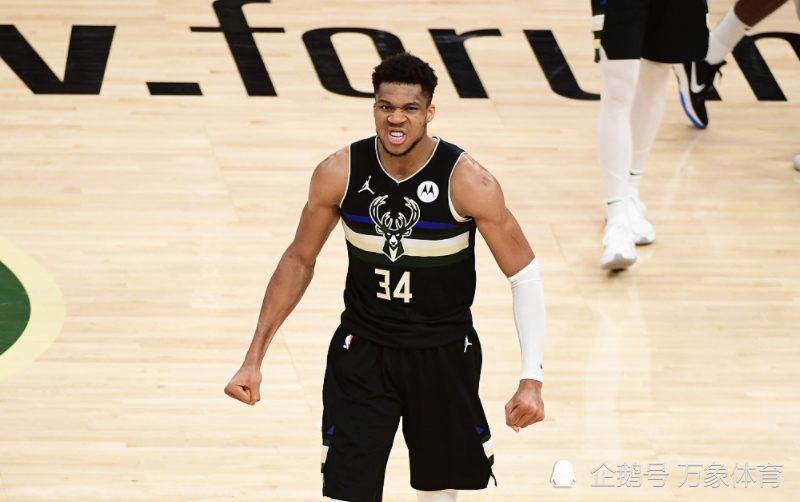 总冠军颁奖!字母哥肌肉抢眼,手臂比奖杯粗壮,8年前还是竹竿男