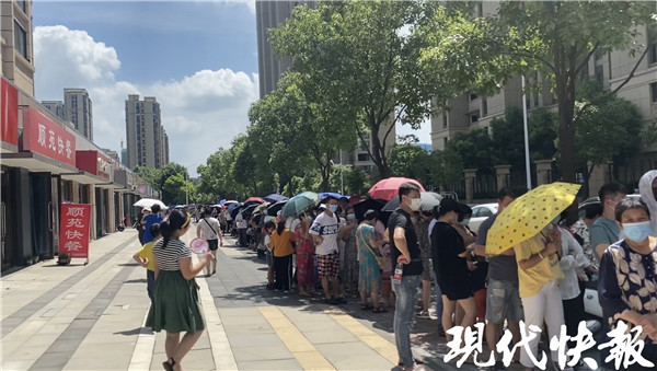 现场直击 南京市民正在进行核酸检测