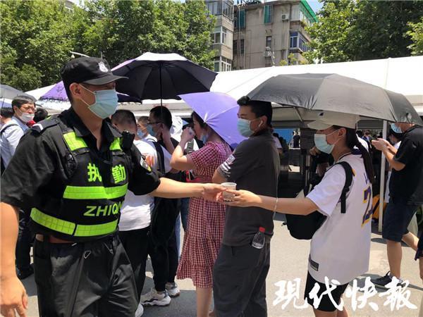 现场直击 南京市民正在进行核酸检测