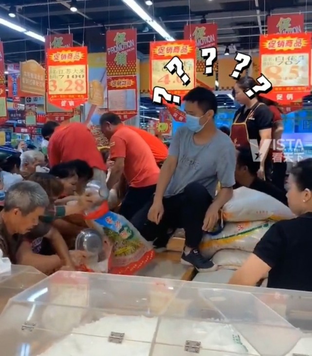 海南:超市搞活动,大米9毛8一斤遭大爷大妈哄抢,竟徒手