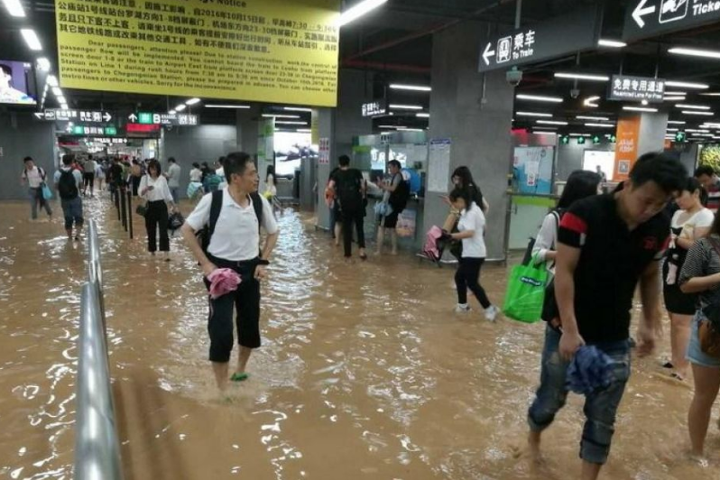 郑州暴雨致12人遇难,坐地铁像"潜水,为何这里成为降雨中心?