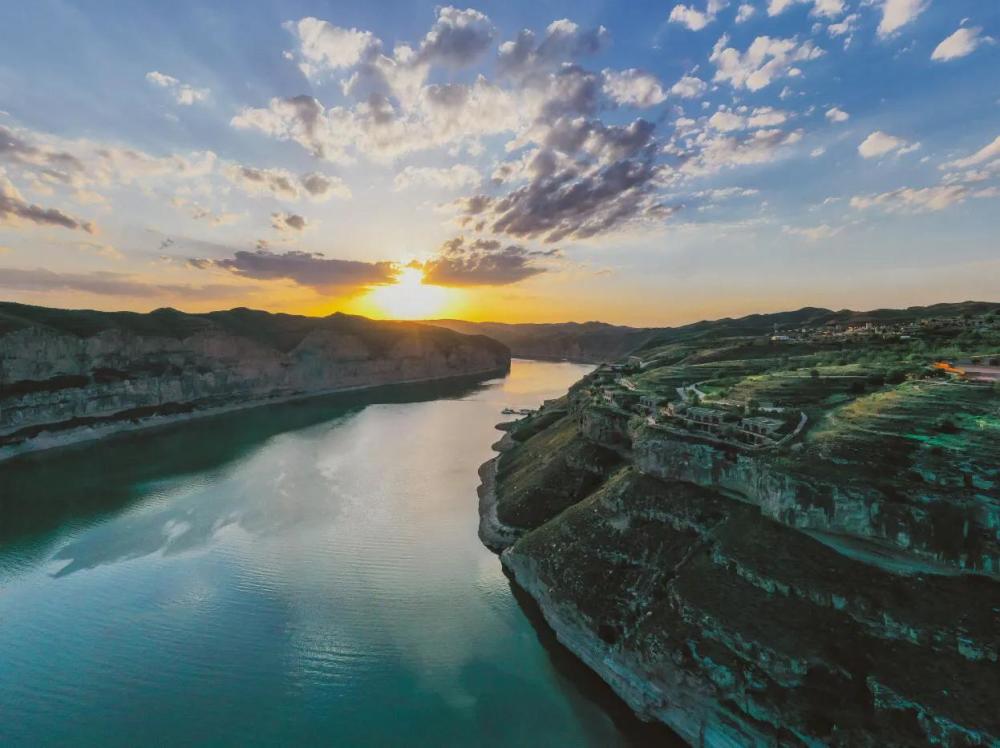 准格尔黄河大峡谷旅游区问鼎21年《最美景点》网络评选活动第一名