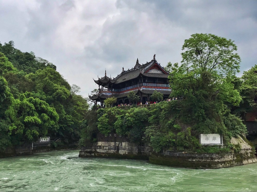 都江堰了,不知道是不是因为清明节刚过景区人不多不少,刚好游玩不会很
