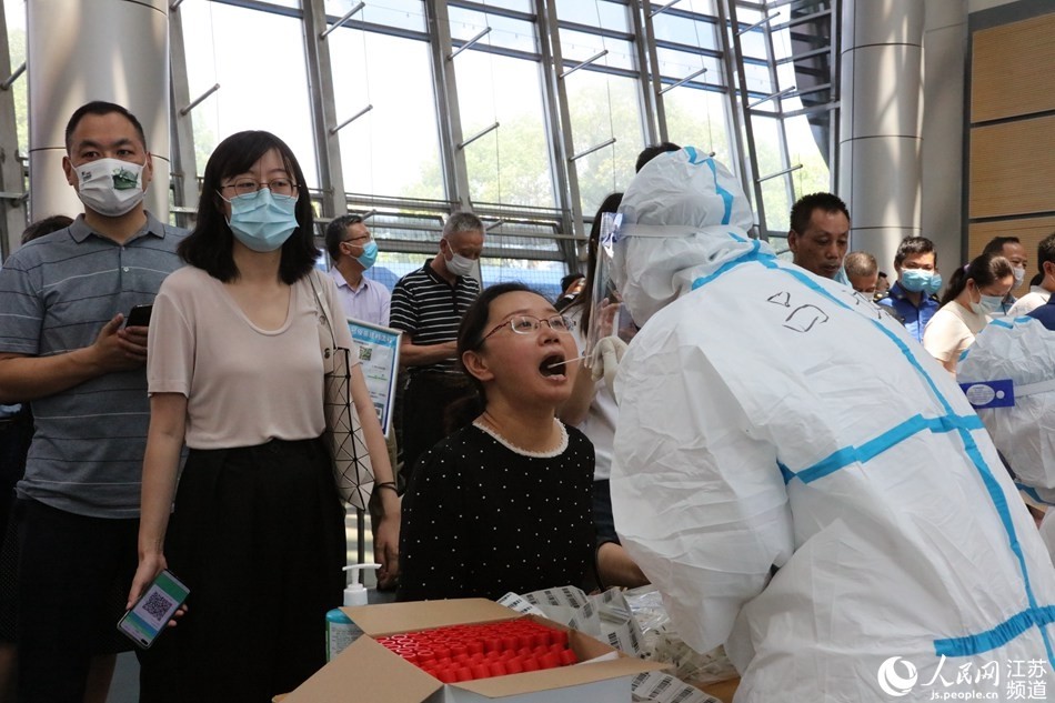 机场所在的江宁区21日9时起在全区范围内开展全员核酸检测,预计