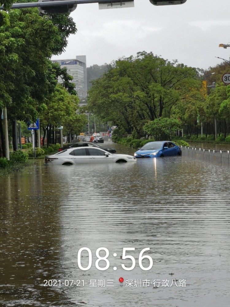 连续降雨深圳坪山多处水淹,有车辆被困,坪山大道等排起长龙