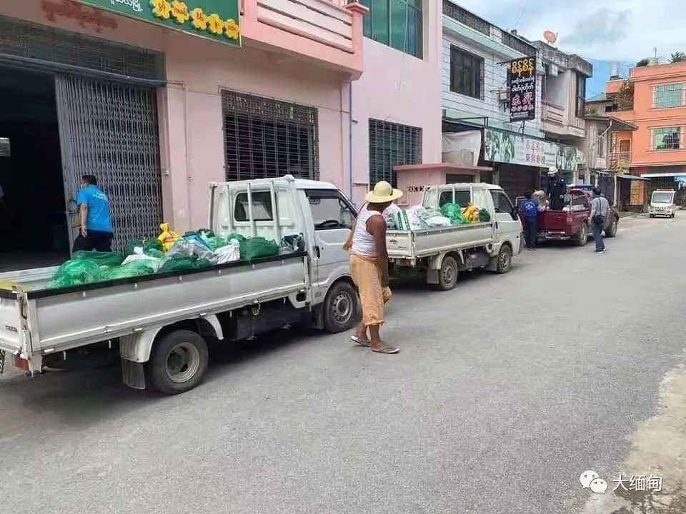 疫情隔离期间缅甸木姐镇部分隔离户收到捐赠物资