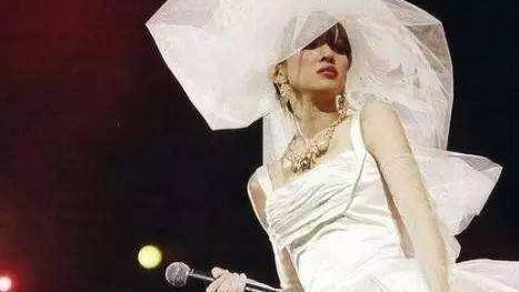 最后,梅艳芳穿着洁白的婚纱,演唱了对自己别有一番意义的《夕阳之歌》