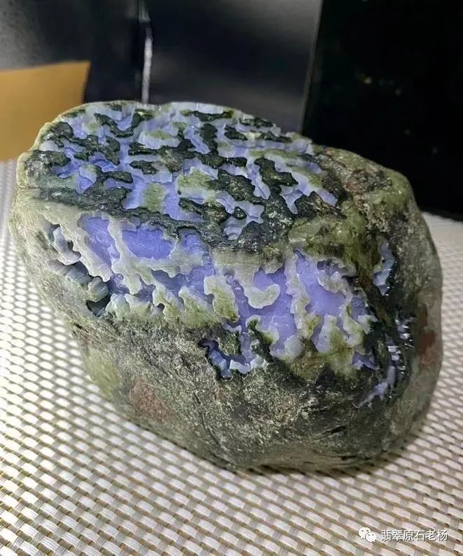 但这种蜡壳料子多为新场会卡,在市场上很多,经常会切出水沫共生,也就