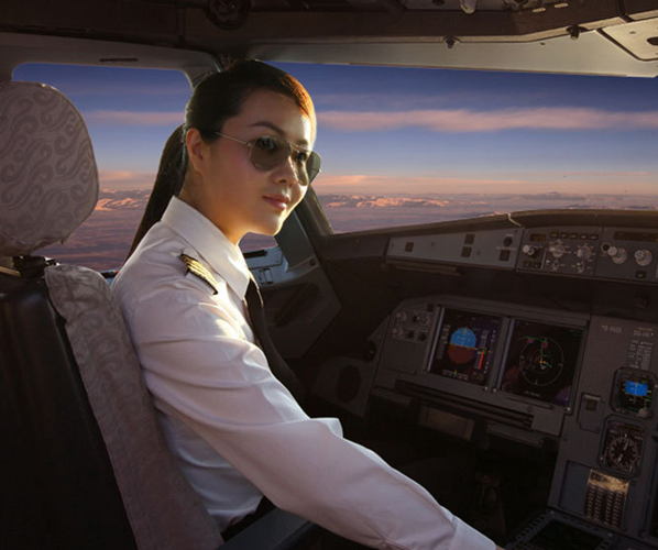 祖国之花王铮中国第一美女机师19岁开飞机29岁成机长