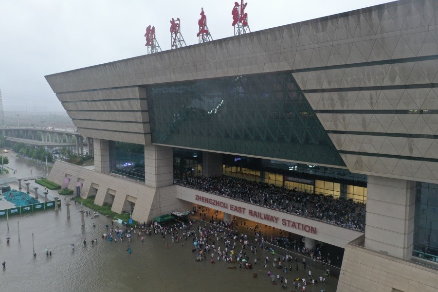 2021年7月20日,受持续强降雨天气影响,郑州东站大量列车停运,大批旅客