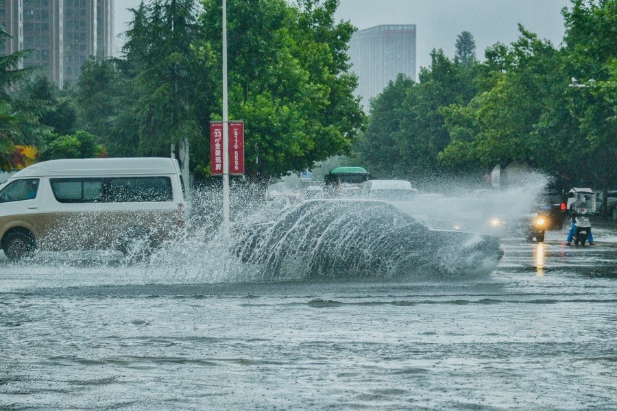 河南遭遇暴雨袭击 郑州降雨量三天与往常一年持平_腾讯新闻