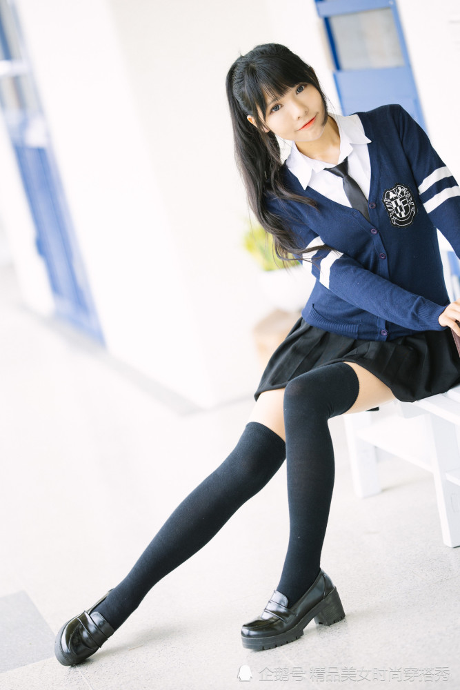 白衬衫百褶裙配上黑色长筒袜经典的日系风格青春减龄十分耐看