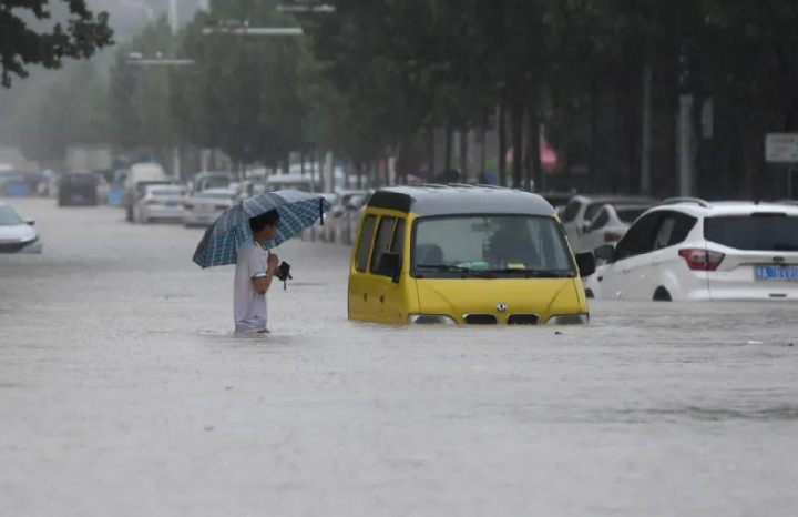 河南郑州暴雨:k226次列车已获帮助,多地企业纷纷伸出援助之手!