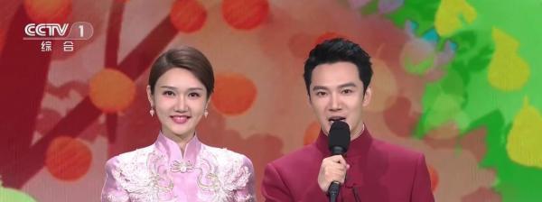显然现在的龙洋还不适合春晚的舞台,不然也不会在她登台之后观众发出