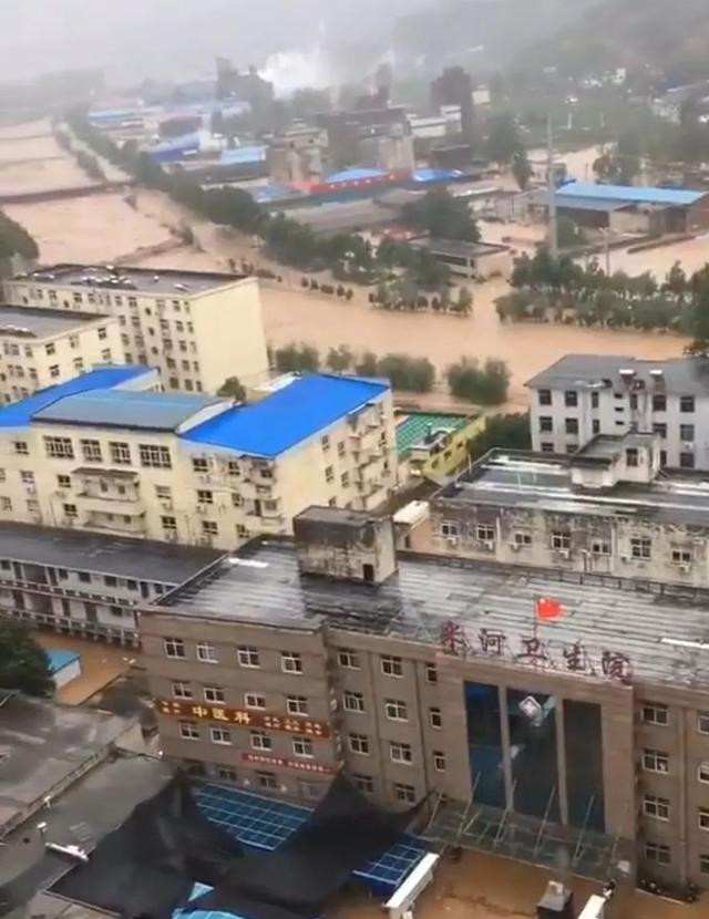 大雨中的巩义