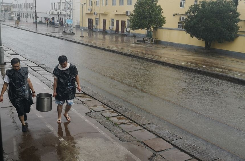 贵阳客运段多趟旅客列车受暴雨影响列车员与旅客共克时艰