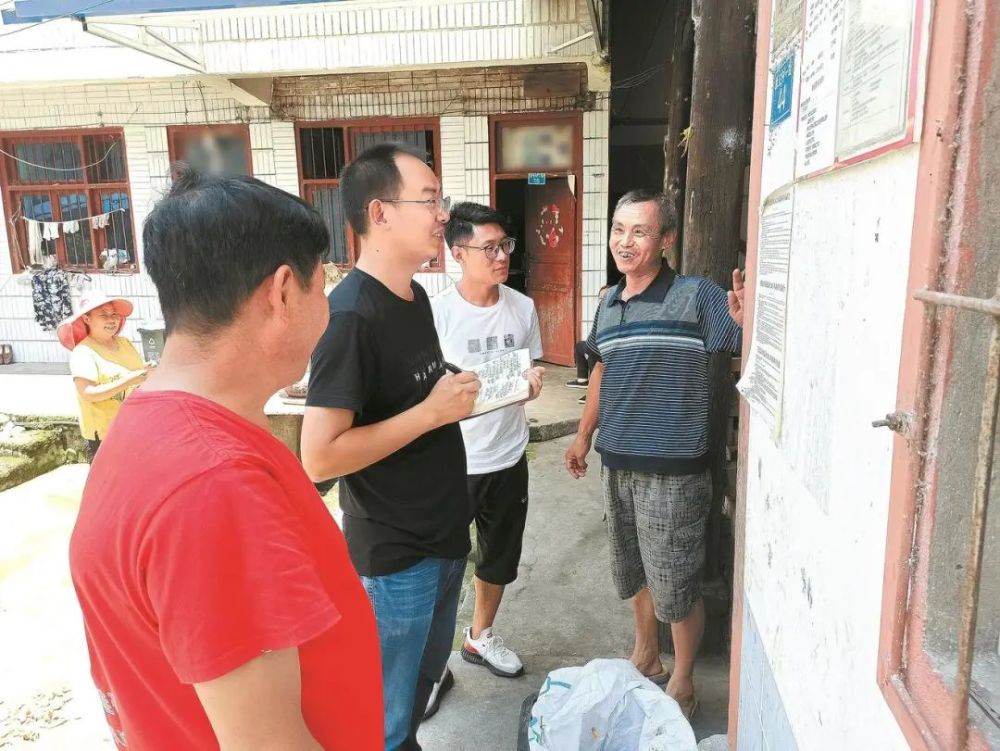 在真抓实干中,邓海林解决贫困户收入不高,生活环境差,医疗报账不及时