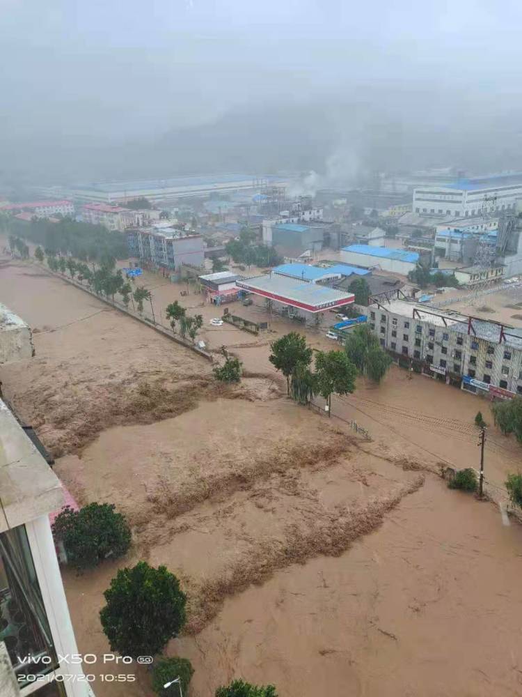 河南暴雨中的村庄:水电中断对外"失联,村民楼顶上待援