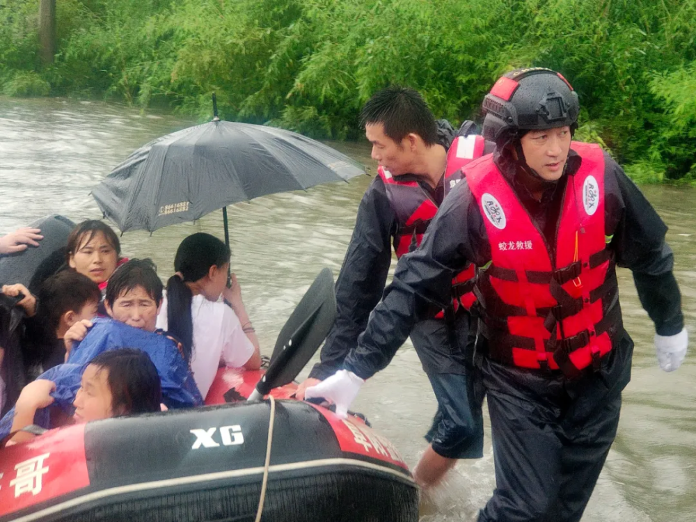 强降雨时刻牵动着全国人民的心,泌阳县融媒体中心四名编辑记者