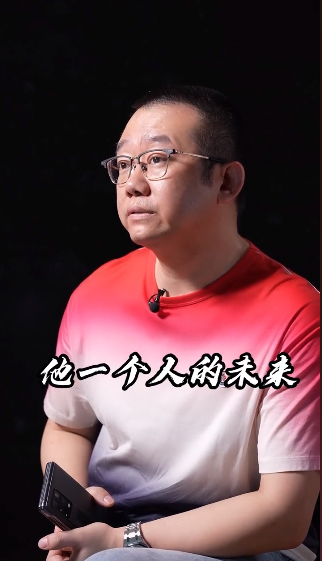 主持人涂磊直播卖榴莲惹争议,全程捂住嘴巴躲老远,脸色非常不好