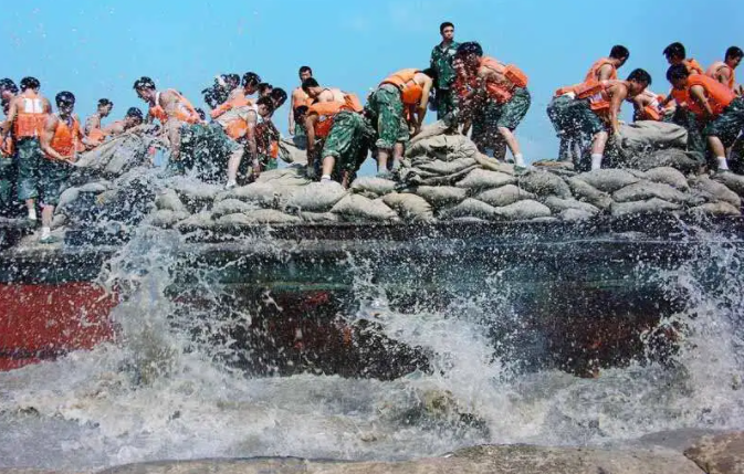 河南郑州暴雨:人民子弟兵,再次参与抢险救援,用自己的