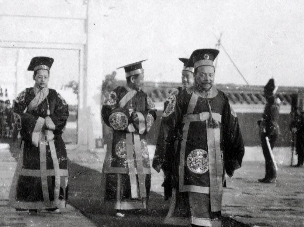 1982年,四川农民在深山里"称帝",霸占当地妇女为"皇后