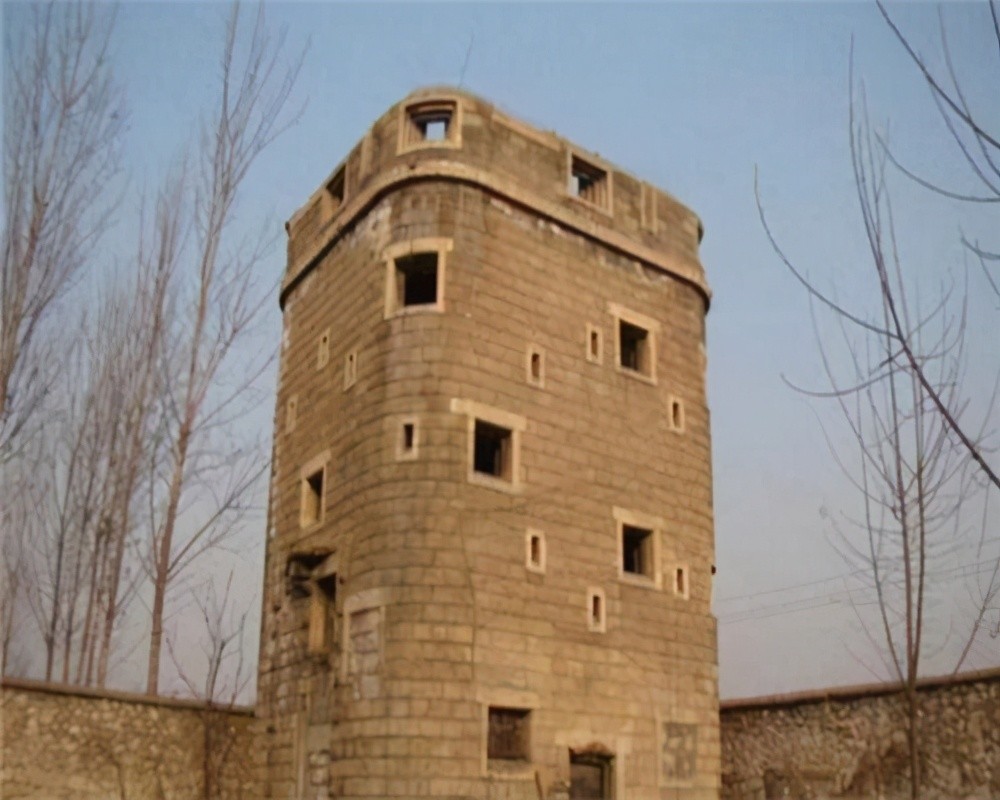 青岛一家人住日军炮楼58年墙壁厚达72厘米光通暖气就花了20年