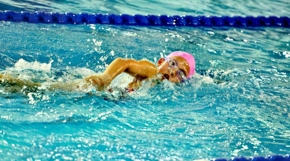 长沙市十运会青少年组游泳比赛举行 600多名健儿泳池奋"泳"争先