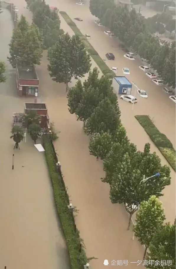 河南特大暴雨倒灌地铁!汽车直接被冲走!